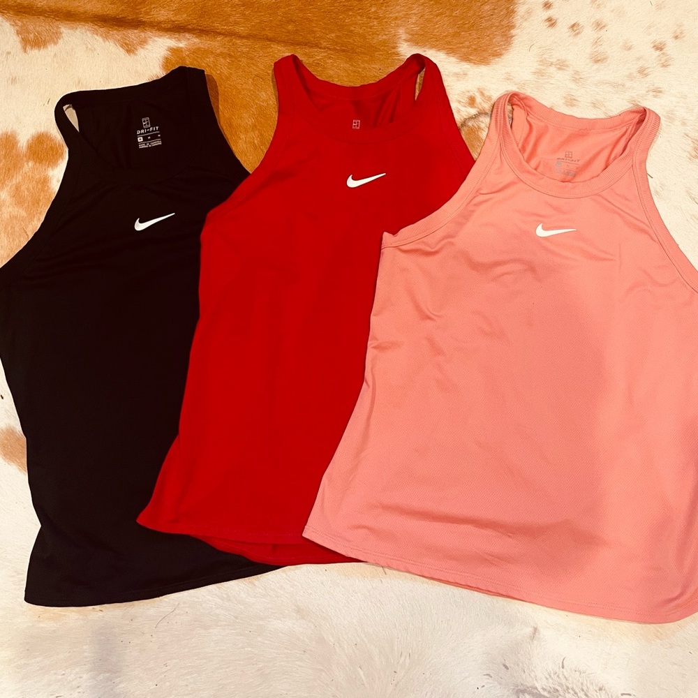 3 Medium Nike Women’s Team Dry Tank red black
